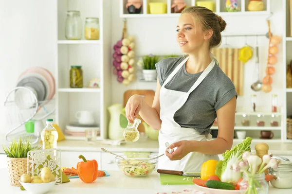Junge Frau bereitet Salat zu — Stockfoto