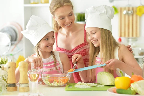 Gelukkig Moeder Dochters Samen Koken Keuken — Stockfoto