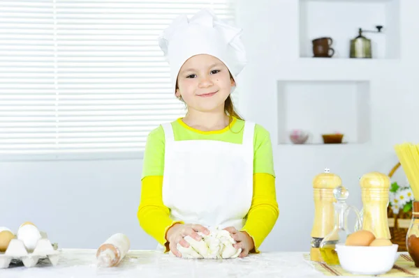 Niedliches Kleines Mädchen Mit Kochmütze Backt Kuchen Der Küche Hause — Stockfoto