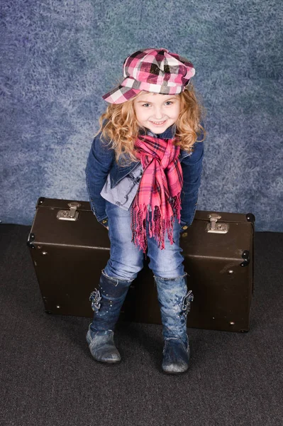 Bavul Poz Üzerinde Mutlu Küçük Kız — Stok fotoğraf