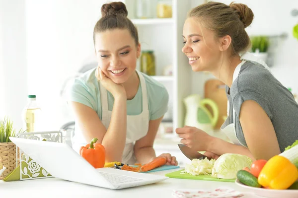 Unga kvinnor förbereda sallad — Stockfoto