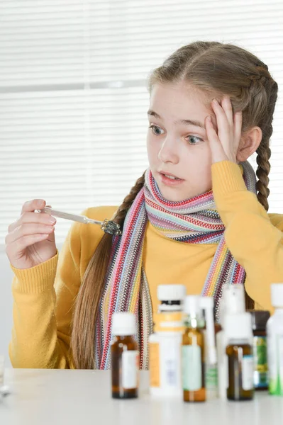 Ill girl measuring temperature — Stock Photo, Image