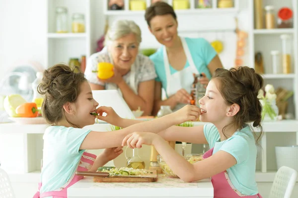 Madre e figlie che cucinano insieme — Foto Stock