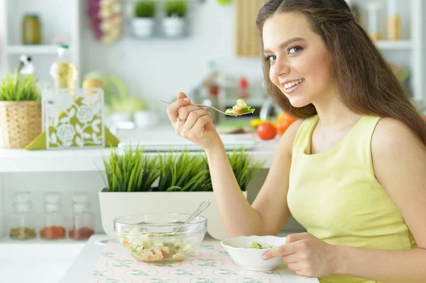 Portrait Beautiful Woman Eating Table — Stock Photo, Image