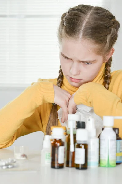 Chica Joven Con Medicamentos Sentado Mesa — Foto de Stock