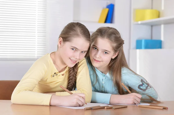 Mooie Meisjes Huiswerk Aan Tafel — Stockfoto
