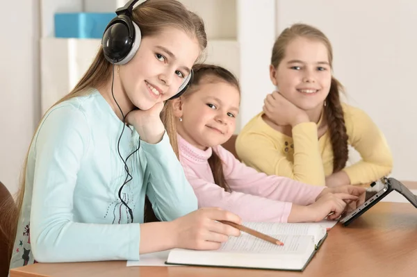 Hermosas Chicas Haciendo Tarea Mesa —  Fotos de Stock