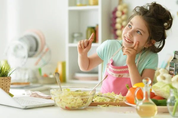 Linda Chica Preparando Ensalada Saludable Mesa Cocina Con Ordenador Portátil — Foto de Stock