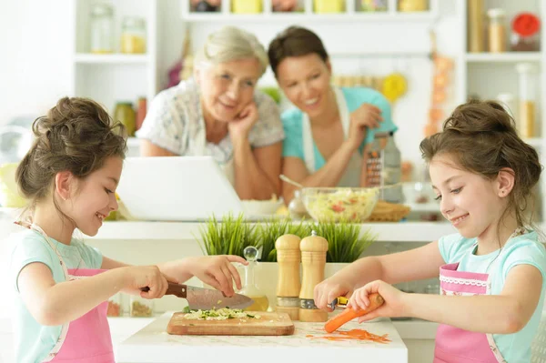 Abuela, madre e hijas cocinando — Foto de Stock