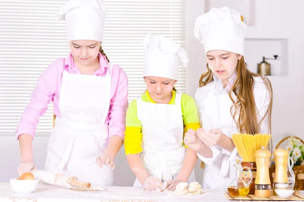 Petites Filles Mignonnes Dans Les Chapeaux Tabliers Chef Préparant Pâte — Photo
