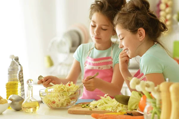 Hermanas gemelas preparando ensalada — Foto de Stock