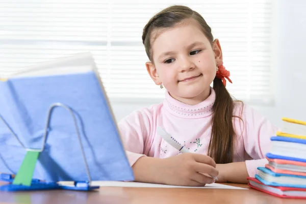 Carino Studentessa Seduta Tavola Fare Compiti Casa — Foto Stock