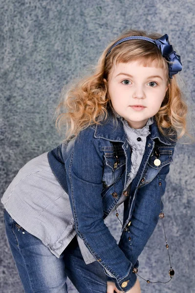 Carino Bambina Jeans Giacca Posa Studio — Foto Stock