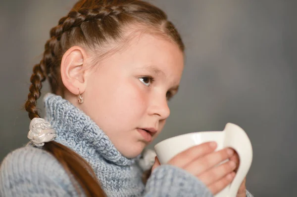 レアのカップとかわいい女の子の病気の肖像 — ストック写真