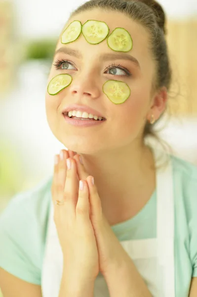 Close Retrato Bela Jovem Com Máscara Facial Pepino — Fotografia de Stock