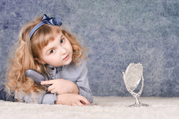 Милая Маленькая Девочка Зеркалом Студии — стоковое фото