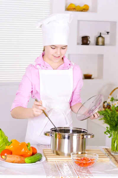 Menina Bonita Vestindo Chef Uniforme Cozinhar Cozinha — Fotografia de Stock
