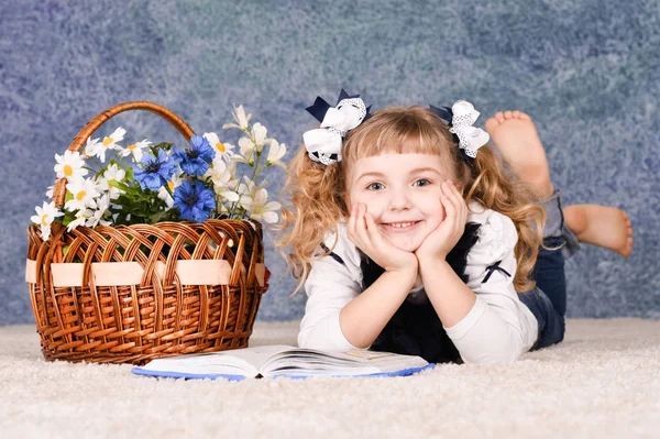 Carino Bambina Lettura Libro Mentre Sdraiato Sul Pavimento — Foto Stock