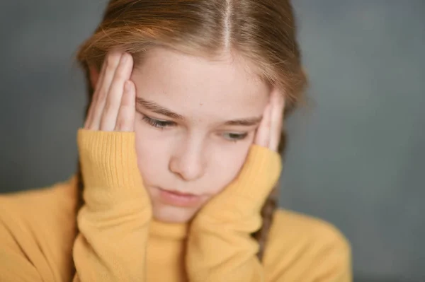 Portret Van Triest Ziek Meisje Die Lijden Aan Ziekte — Stockfoto