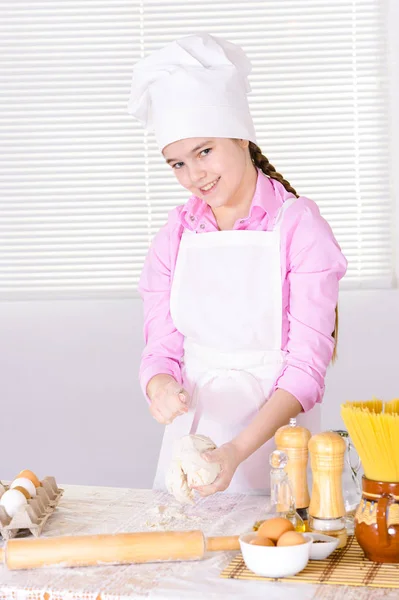 Menina Bonito Assar Cozinha Casa — Fotografia de Stock