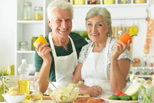 Senior couple cooking together — Stock Photo, Image