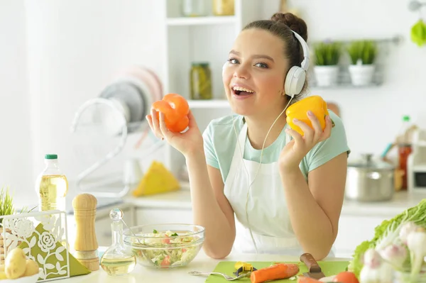 Young woman cooking in kitchen — Stock Photo, Image