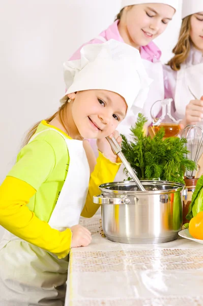 Śliczne Małe Dziewczynki Szefa Kapelusze Fartuchy Przygotowując Obiad Kuchni Domu — Zdjęcie stockowe