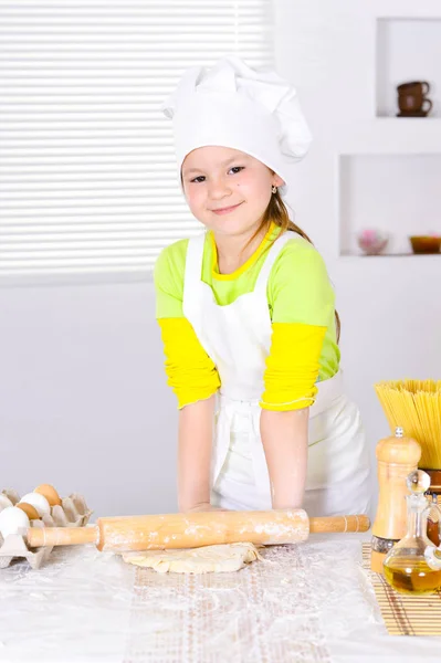 Linda Chica Hornear Pastel Cocina Casa — Foto de Stock