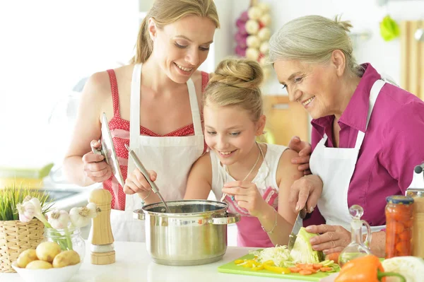 Büyükanne, anne ve kızı birlikte yemek — Stok fotoğraf