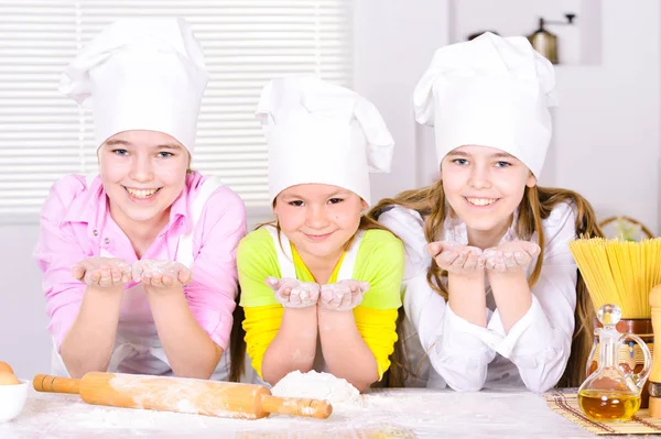 Meninas Bonitos Chapéus Chef Aventais Preparando Massa Cozinha Casa — Fotografia de Stock