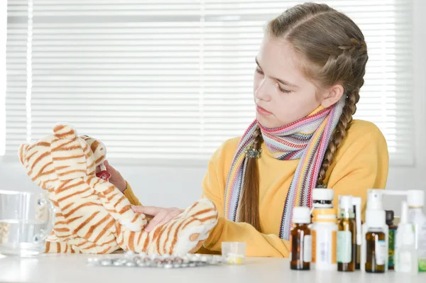 Mädchen im blauen Pullover — Stockfoto