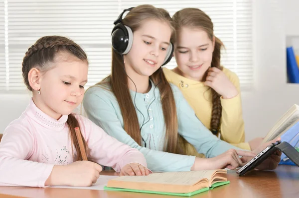 Belle Ragazze Che Fanno Compiti Tavola — Foto Stock