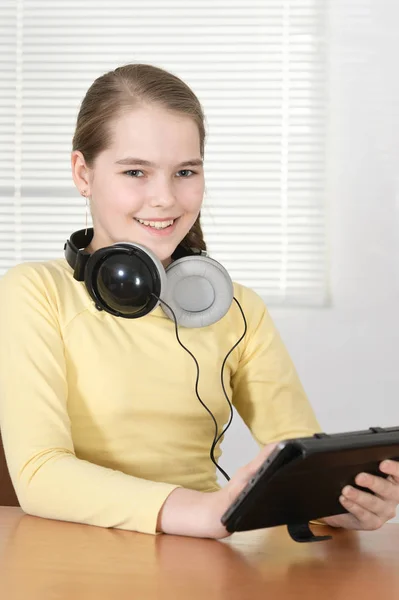 Teen Girl Sitting Table Using Tablet — Stock Photo, Image