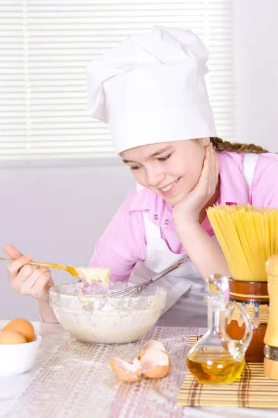 Schattig Meisje Koken Keuken Thuis — Stockfoto