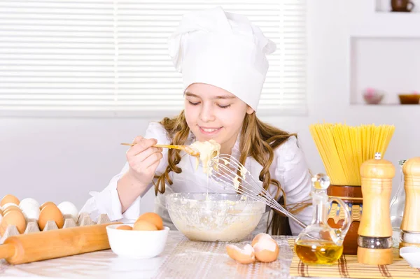 Sevimli Kız Evde Mutfakta Yemek — Stok fotoğraf