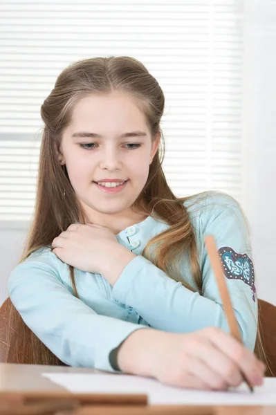 Nettes Schulmädchen Sitzt Tisch Und Zeichnet — Stockfoto