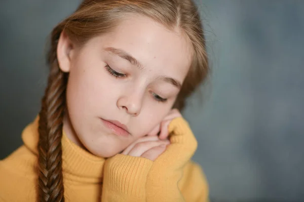 Portrét Smutné Nemocná Dívka Trpící Onemocněním — Stock fotografie