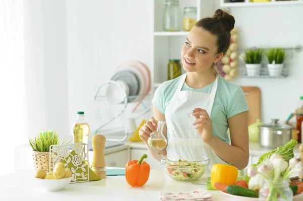 Junge Frau bereitet Salat zu — Stockfoto