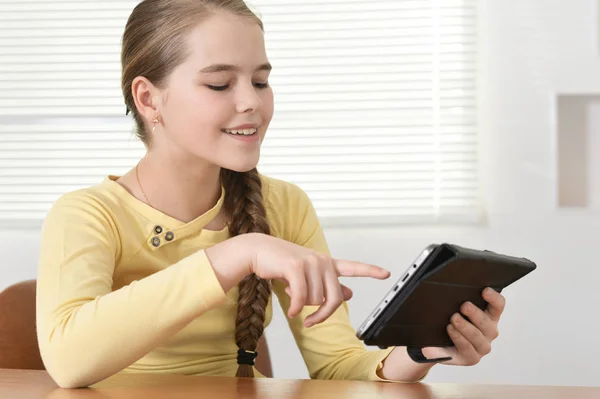 Adolescente Ragazza Seduta Tavola Utilizzando Tablet — Foto Stock