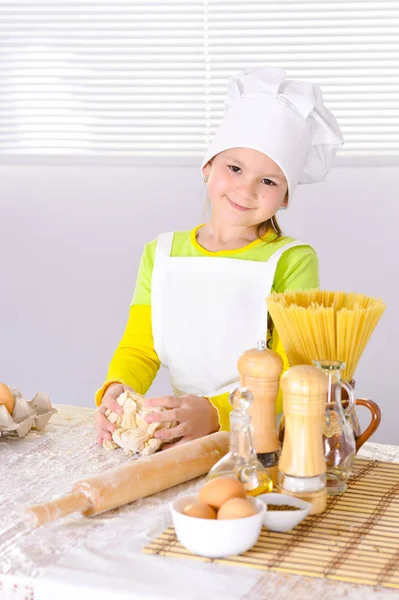 Şef Şapkasını Evde Mutfakta Pasta Pişirme Sevimli Küçük Kız — Stok fotoğraf