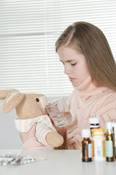 Młoda Dziewczyna Chorych Zabawkami Leki Siedząc Przy Stole — Zdjęcie stockowe