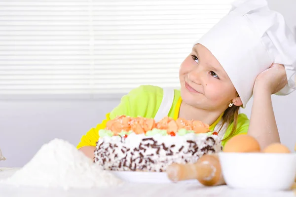 Niedliche Mädchen Kuchen Backen Der Küche Hause — Stockfoto