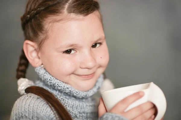 レアのカップとかわいい女の子の病気の肖像 — ストック写真