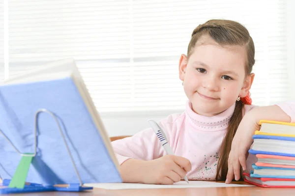 Schattig Schoolmeisje Zit Aan Tafel Huiswerk Thuis — Stockfoto