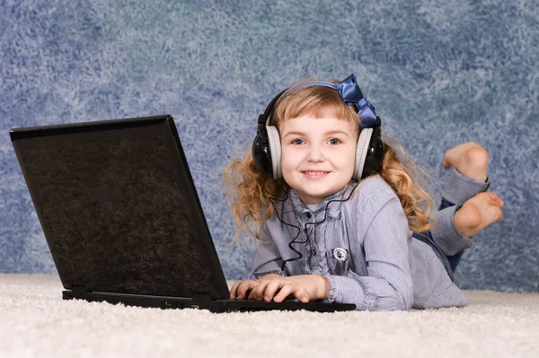 Retrato Bela Menina Bonito Usando Laptop — Fotografia de Stock