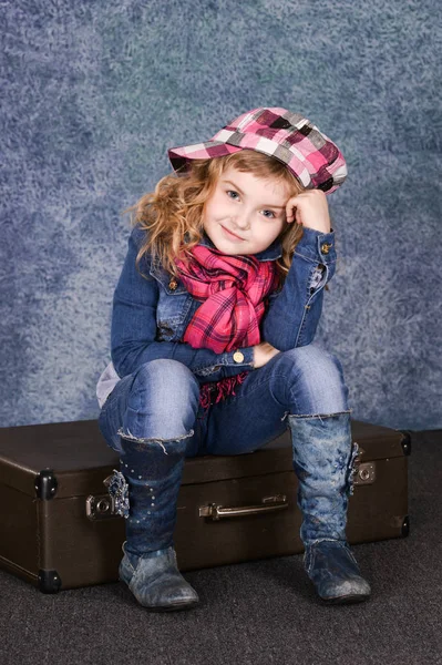Glückliches Kleines Mädchen Mit Koffer Posiert — Stockfoto