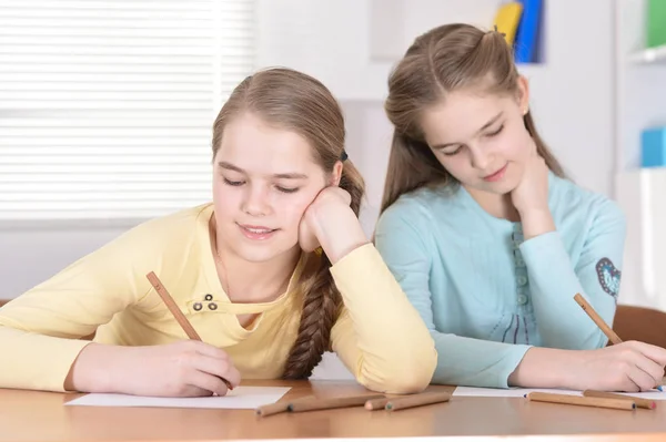 Belle Ragazze Che Fanno Compiti Tavola — Foto Stock