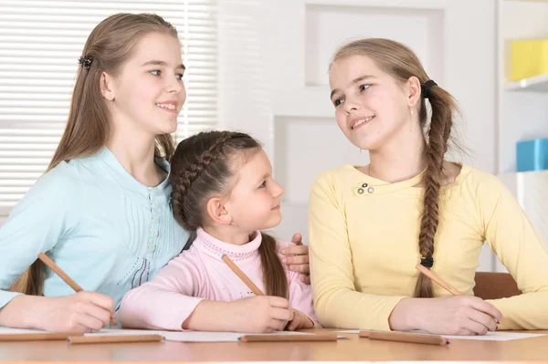 Mooie Meisjes Huiswerk Aan Tafel — Stockfoto