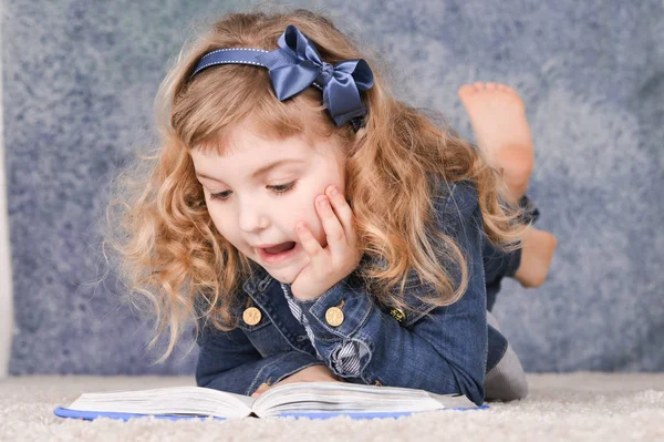 Cute Little Girl Reading Book While Lying Floor — Stock Photo, Image