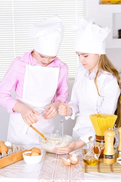 Meninas Bonitos Chapéus Chef Aventais Preparando Massa Cozinha Casa — Fotografia de Stock